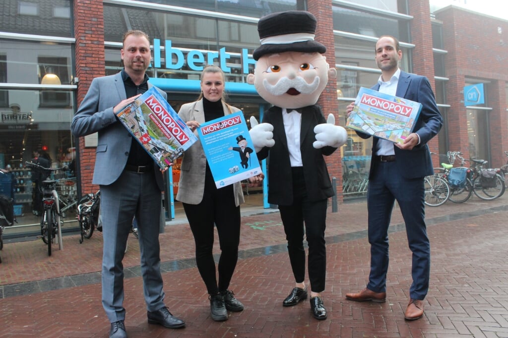 De drie supermarktmanagers mèt Mr. Monopoly voor de Albert Heijn in Huissen.