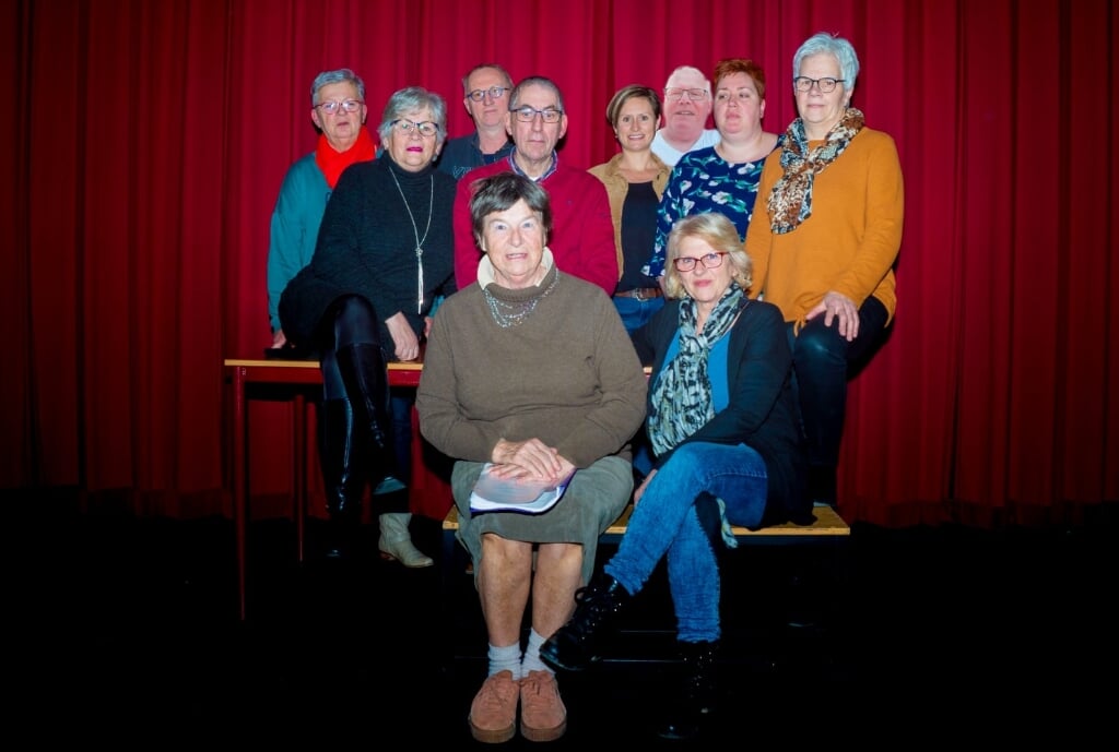 Spelers, regisseur en souffleur van Toneelgroep Mozaïek. (foto: Gert-Jan van Wezel)
