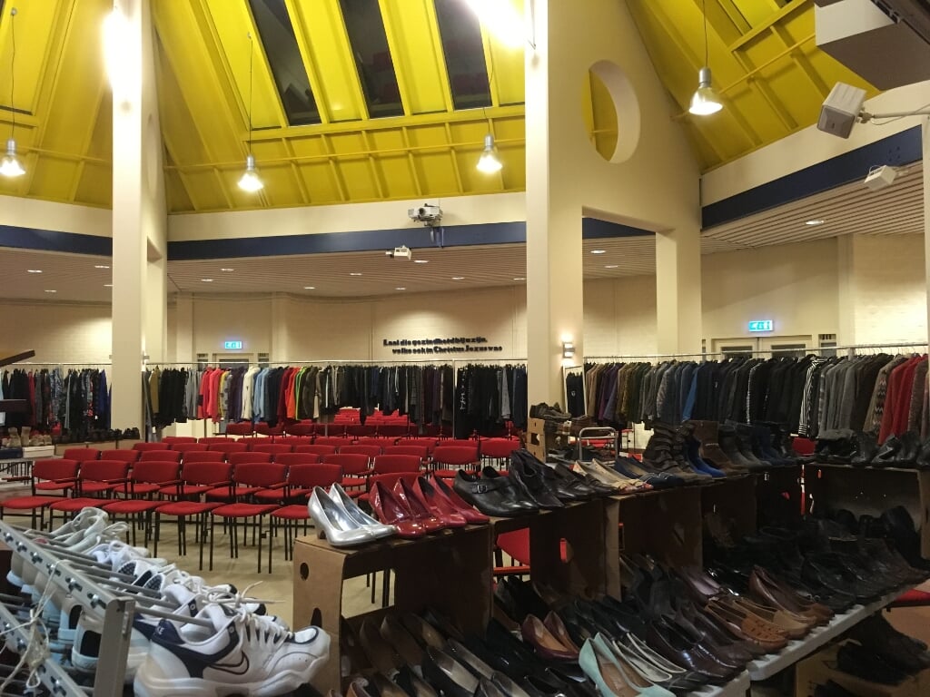 De kledingmarkt in 2017 in de kerkstel. (foto: Teuni Kars)