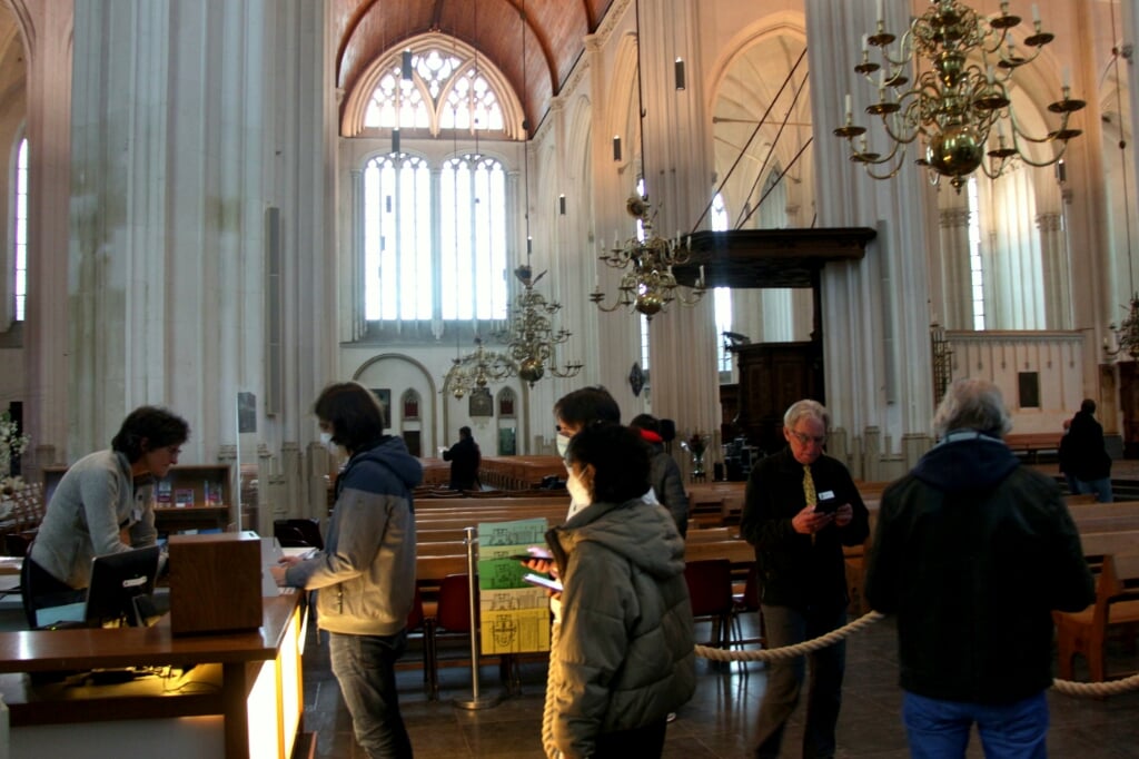 Bezoekers en vrijwilligers in de Stevenskerk. (Archieffoto Eric van Haalen)