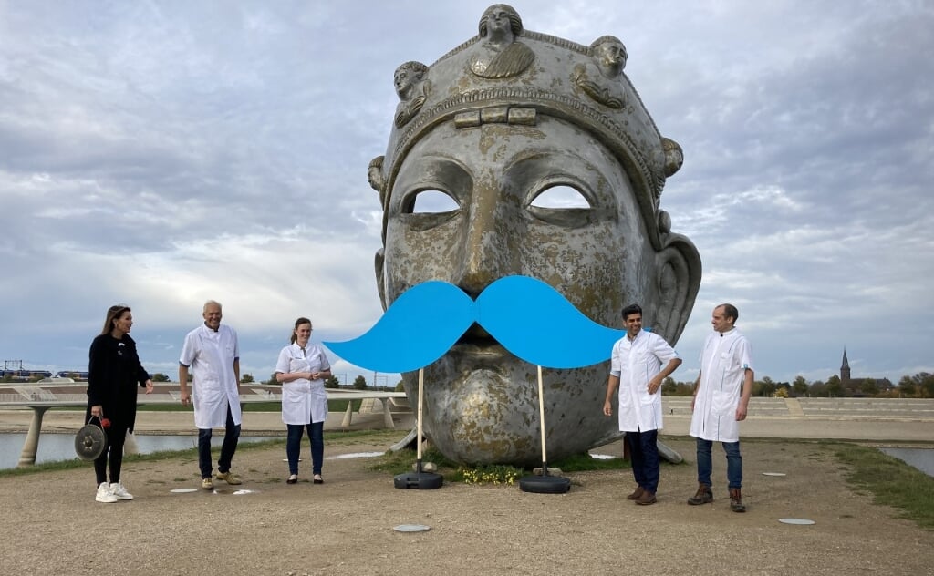 Artsen en onderzoekers bij 'Het Gezicht van Nijmegen' met blauwe snor.