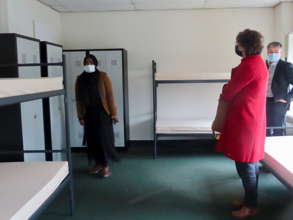 Hamdi Suleyman, Lenie van Goor (Vluchtelingenwerk Oost Gelderland) en Huub Hieltjes nemen een laatste kijkje in de kamers voordat de eerste asielzoekers arriveren 