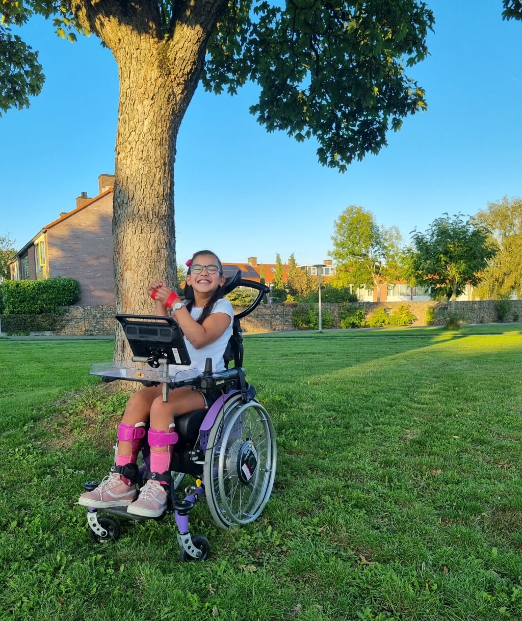Jaynay (9) uit Arnhem in haar rolstoel.