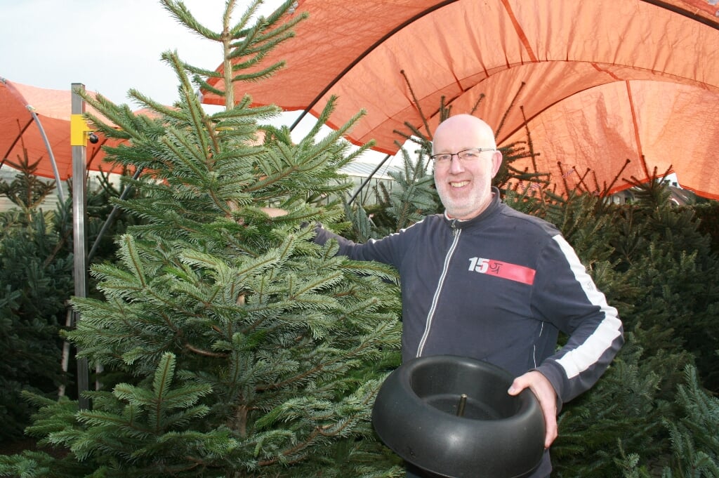 Remco Eggenhuizen met kerstboom en EasyFix kerstbomenstandaard. 