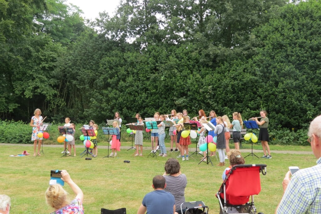 Optreden fluitleerlingen op het recreatieveld aan de Beukenlaan, zomer 2021. (foto: eigen beheer)