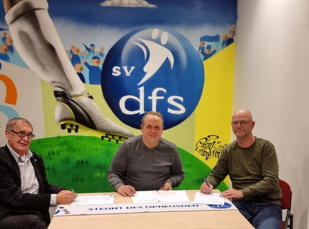 Marcel Omvlee ondertekend zijn contract. (foto: sv DFS)