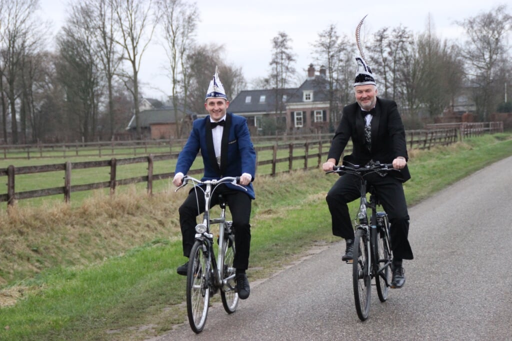 Voorzitter Ralf Diesvelt van De Deurdreiers (links) en voorzitter René de Kramer (rechts) samen op de fiets.