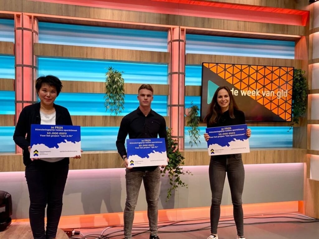 Winnaars Stimuleringsprijs 2021, vlnr. Angelique Donders (Leef je fit - 2e prijs), Twan van Stralen (QR FIT-app - 1e prijs) en Elena Kock (Het Sportcarrousel - 3e prijs).