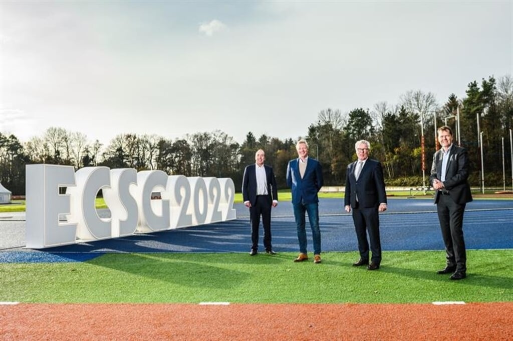 Jan van Dellen (wethouder Arnhem), Jan Markink (gedeputeerde Gelderland), Jochem Schellens (directeur Papendal) en Marcel Hielkema (voorzitter NCO-NCW Midden) op Papendal. (Foto: Jos Klijn)