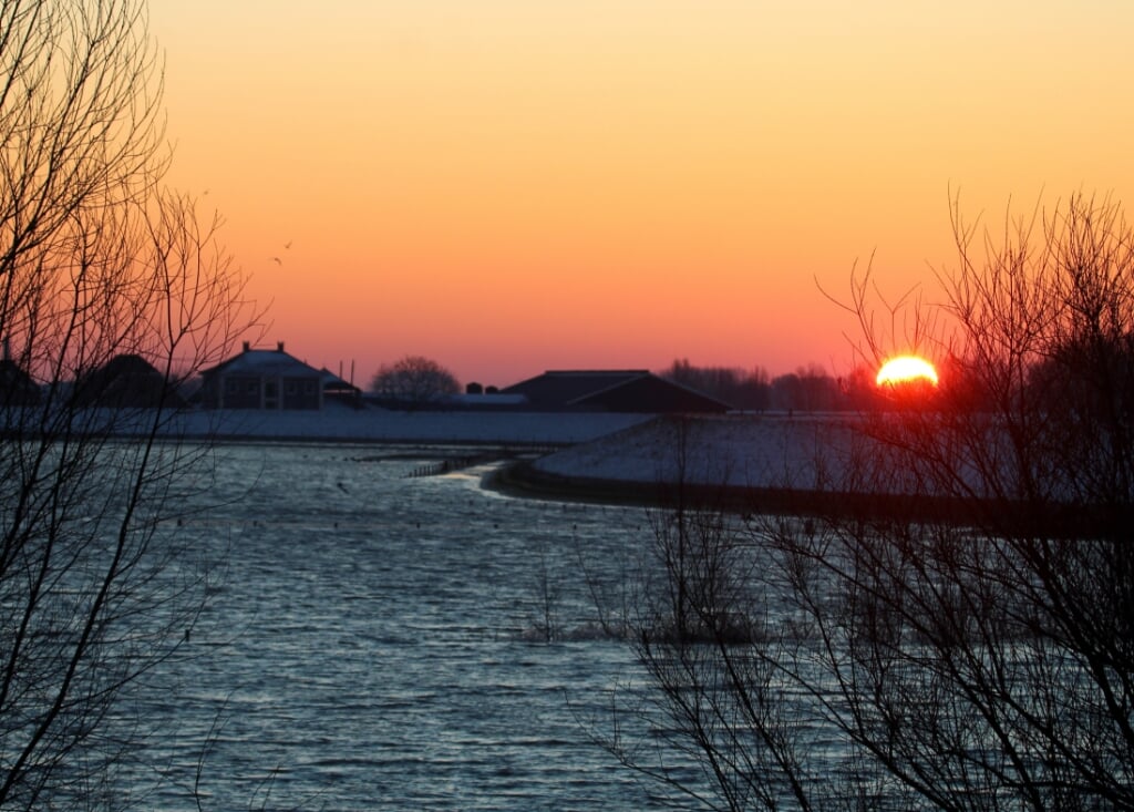 13 februari 2021. Links de statige Ambtsehoeve, rechts gaat de zon als een bruidegom uit. (foto: Henk van der Kooij)