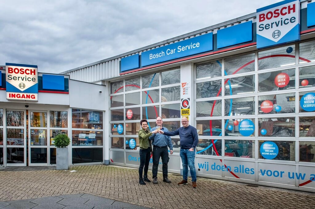 Willem van Wikselaar (r) neemt Bosch Car Service van Elst over. (foto: Van Elst)