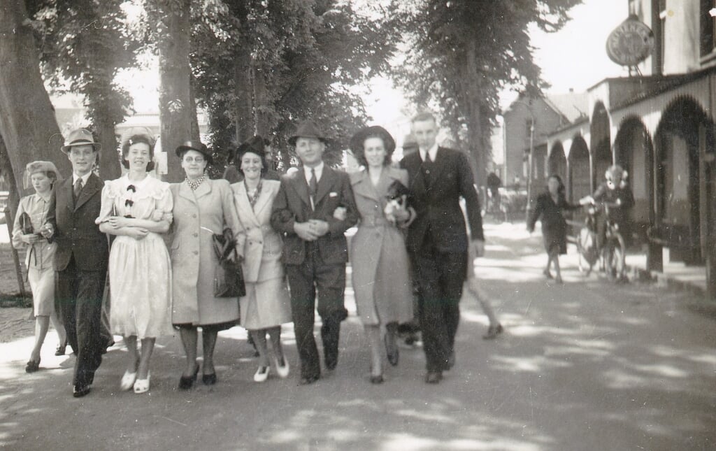 De opname is gemaakt in juni 1948, na de huwelijksmis van Toon Nillesen (van Fen) en Mia Pouwels. Naaste verwanten lopen na de mis gearmd en opgewekt op naar het bruiloftsfeest. (foto: Theo Hermsen Collectie HKG)