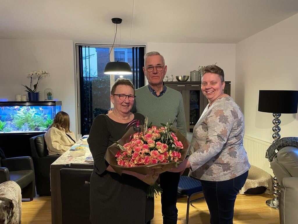 Voorzitter Carla Smits kwam Gerrit en Hennie een bloemetje namens de vereniging brengen.