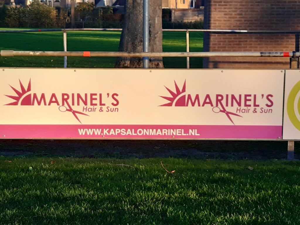 reclamebord op het voetbalveld van Marinel