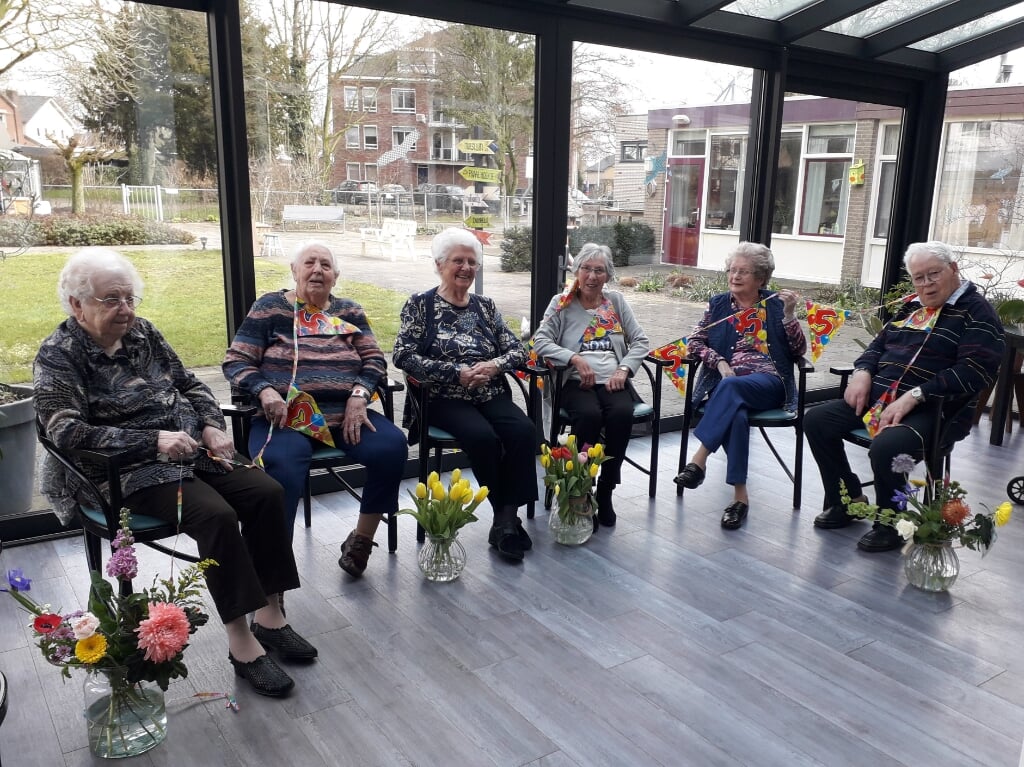 De zes bewoners die al vijf jaar wonen bij Zorgvoorziening Merlijn. (foto: Ellie van den Brink)