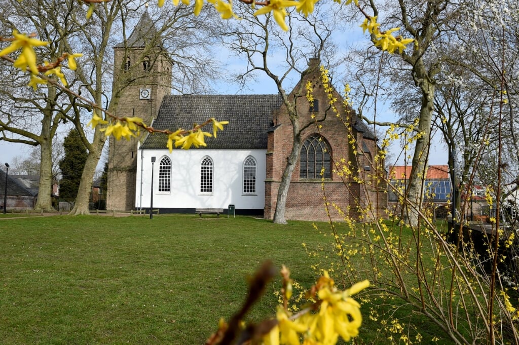 Bij de NH-kerk Bemmel gaat het om vier kisten met menselijke botresten, die terugkomen naar Lingewaard. (foto: Sjaak Veldkamp)