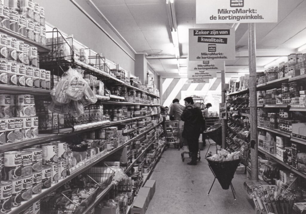 De in 1983 gemaakte foto toont het interieur van de ‘supermarkt’ (dan Micromarkt geheten) van de familie Saedt aan de Kloosterstraat. De plek waar hier in 1965 de eerste winkelwagentjes geïntroduceerd werden. (foto: Collectie HKG)