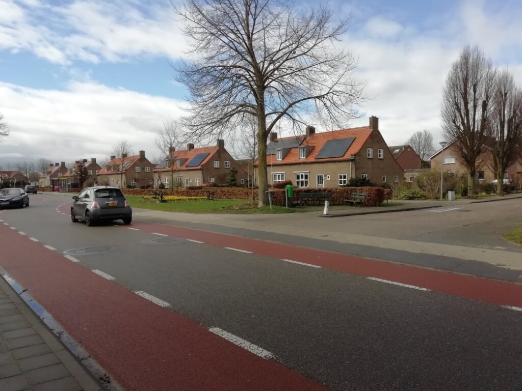 Splitsing Korenbloemstraat met N840, op achtergrond parallelweg. (foto: Dorpsagenda Leuth)