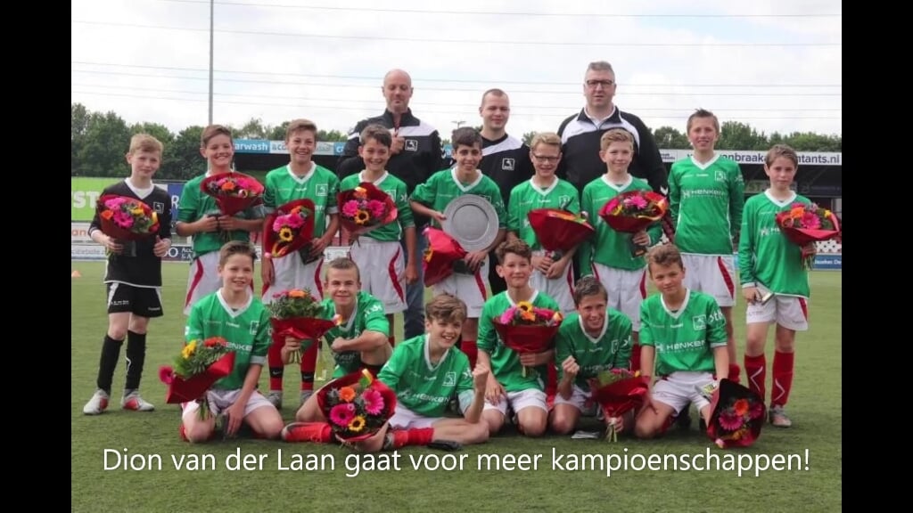Het behaalde kampioenschap 2018-2019 van Dovo JO13-1 in de Hoofdklasse C met trainer Dion van der Laan.