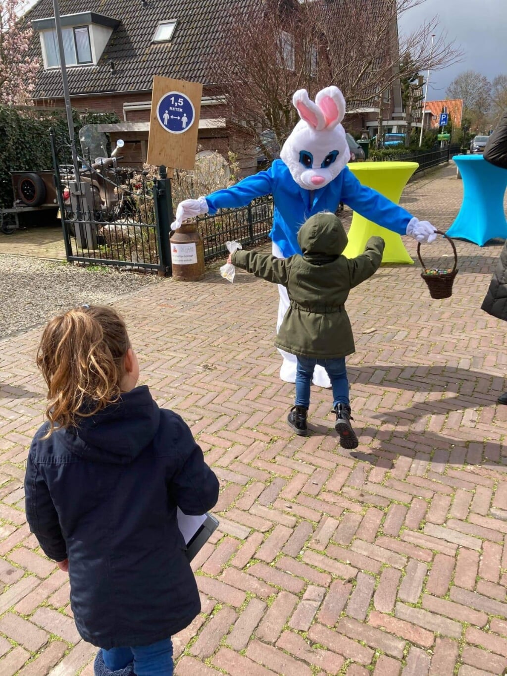 De paashaas verwelkomt kinderen uit Randwijk. (foto: Lies Lini)