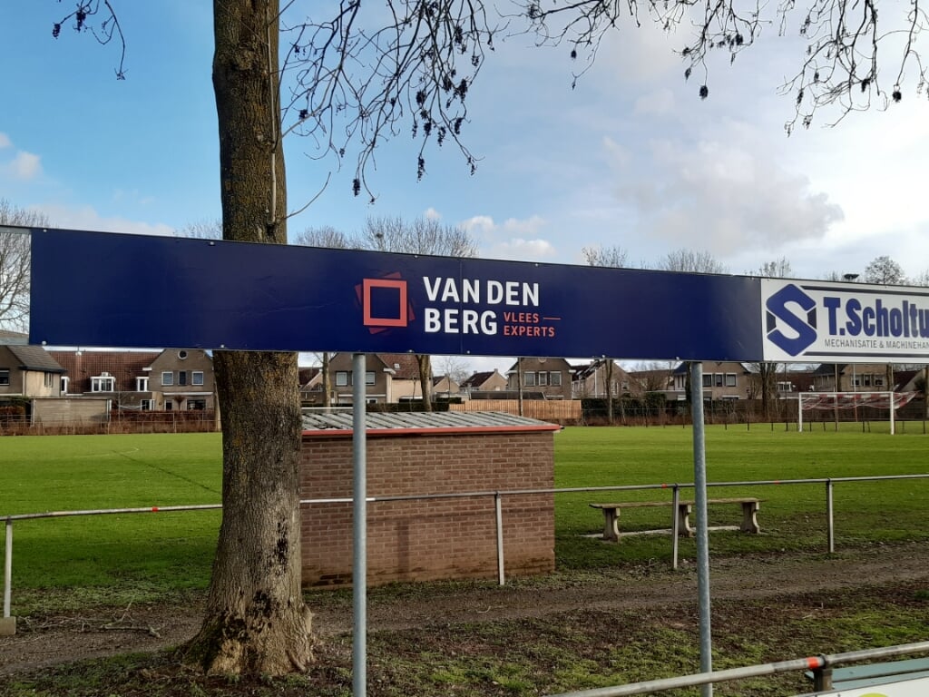 Reclamebord op het voetbalveld van vleesexperts van den Berg. (foto: D. Hendriksen)