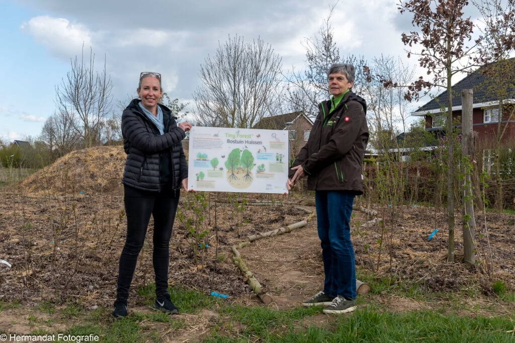Het nieuw aangeplante minibos op de achtergrond. Rechts Annelies Stokkel-Roelofs (bestuurslid IVN Rijnwaal) links Marjolein Eeuwes (eigenaar De Bostuin). (foto: Herman Hendriks)