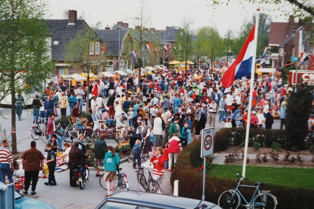Viering Koninginnedag 1996 in het centrum van Kesteren. (foto: Gerard Nieuwenhuis)