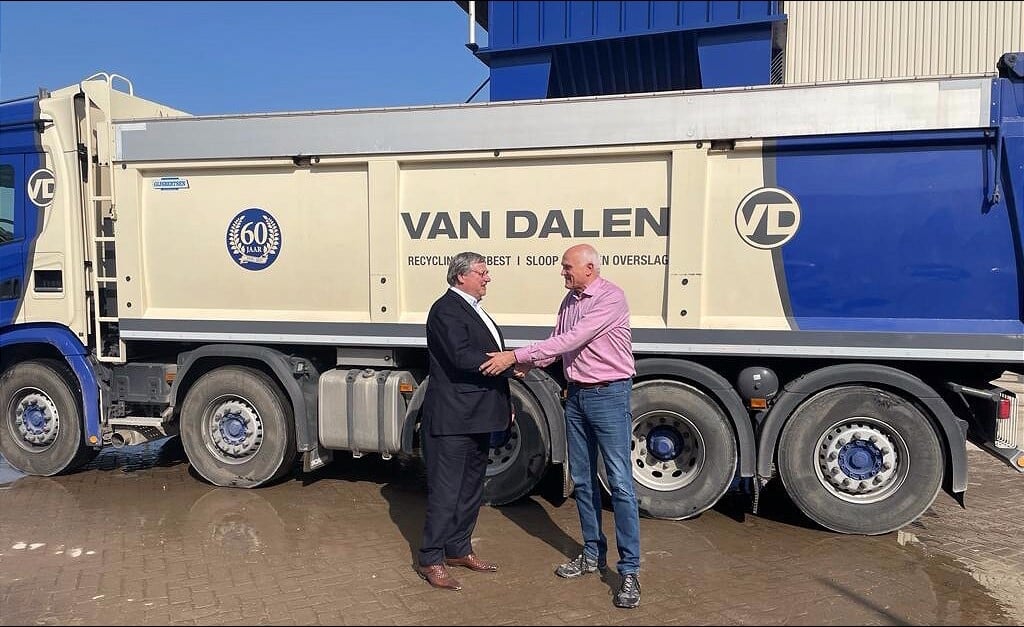 Bijschrift: Albert van Geelen (rechts) wordt door directeur Theo van Dalen bedankt voor 44 jaar trouwe dienst bij Van Dalen Huissen BV. Van Geelen gaat met pensioen.
(eigen foto)
