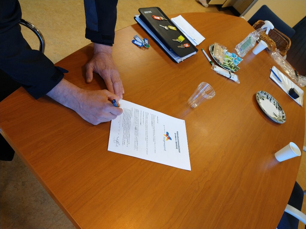 Ondertekening van de gebruiksovereenkomst. (foto: Hans Vos)