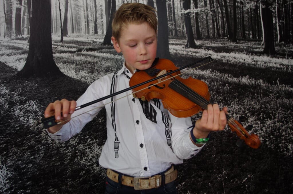 Roel bespeelt de viool