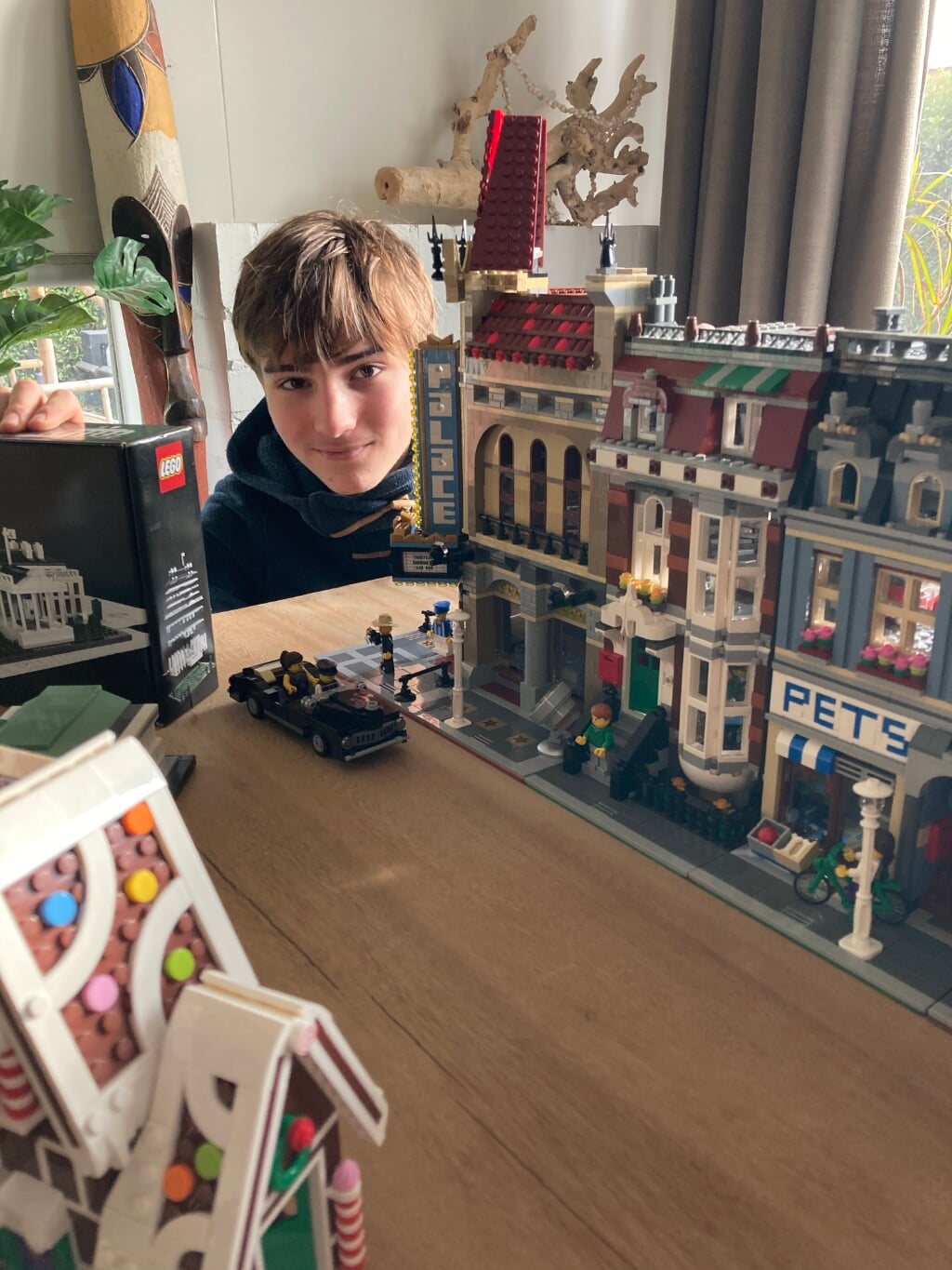 Floris Hoogendijk met enkele van zijn Lego-sets. (foto: Remco Hoogendijk)