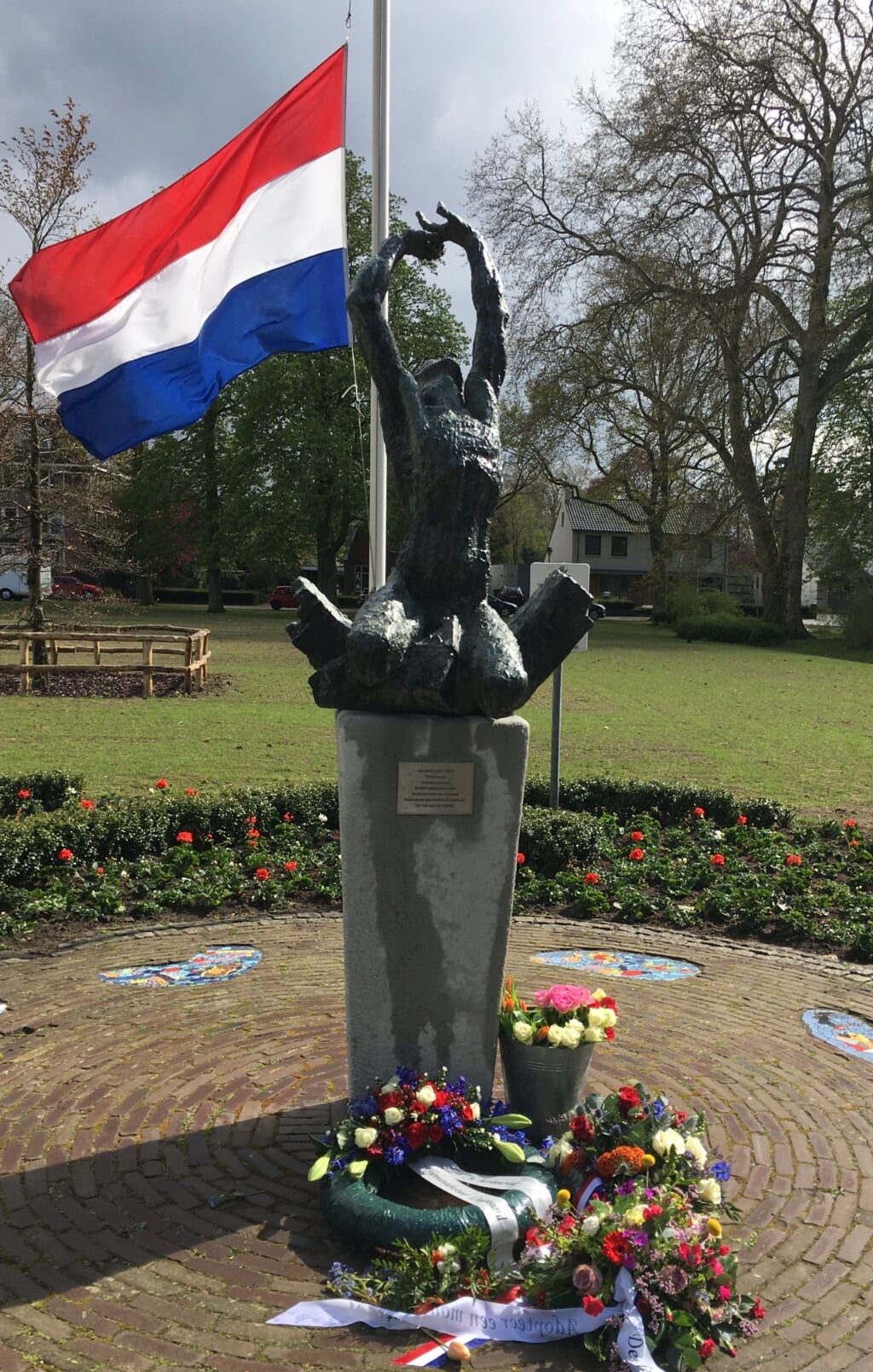 Monument in Bemmel met bloemstuk van de Tuin van de Vrijheid. (foto: Mariken Goris)