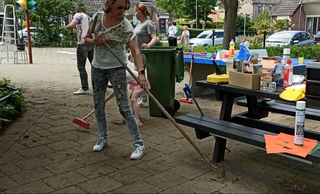 Alies deLleeuw, ouder tijdens het schoonmaken. (foto: Dennis Heijmans)
