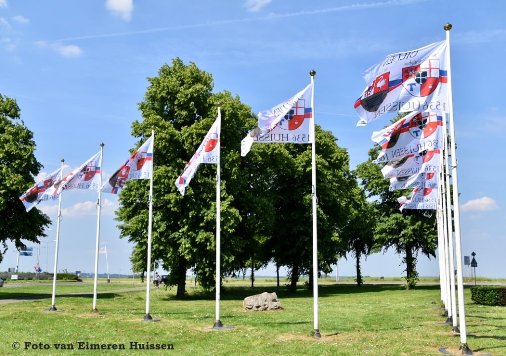 Gilden vlaggen Arnhemse poort. (foto: Gilden Huissen)