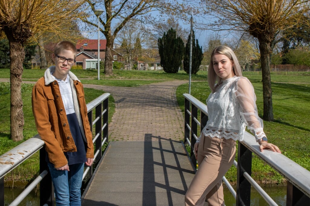 Kris en Kim zijn beiden jonge mantelzorgers uit de gemeente Lingewaard. (foto: Bente Lenderink)