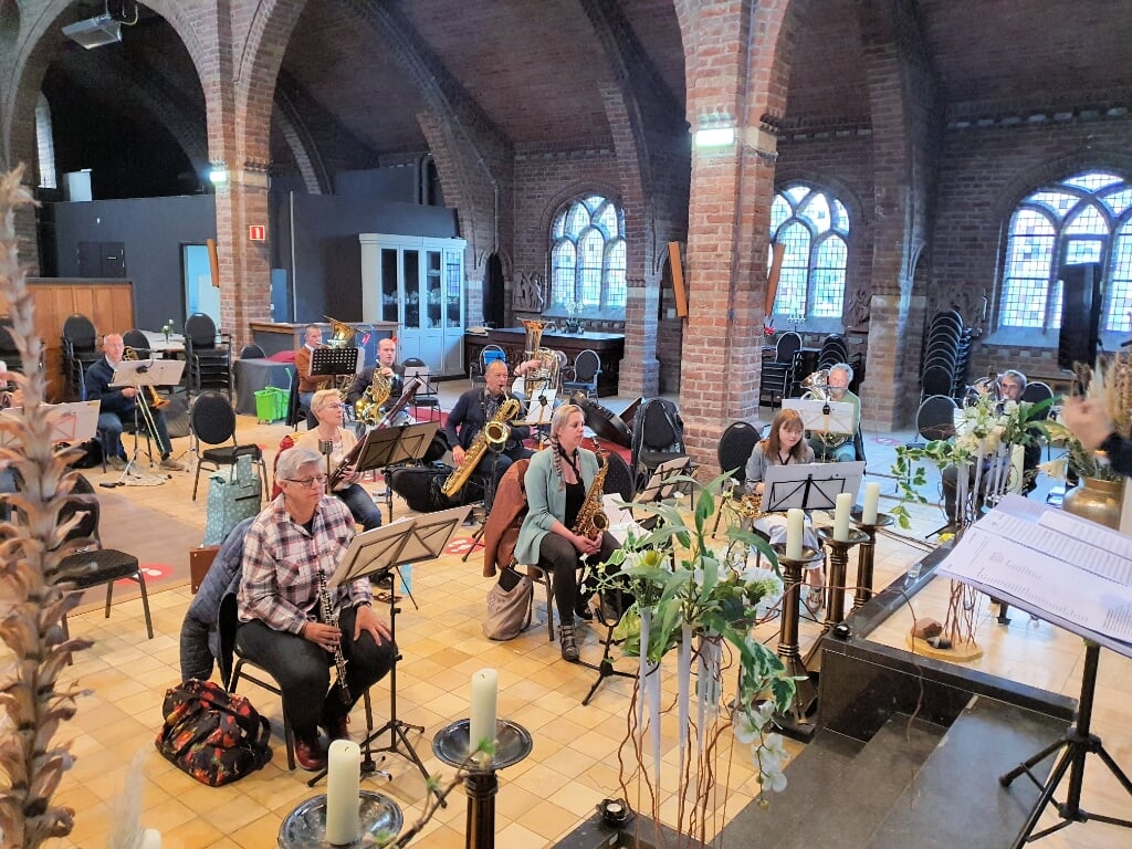 Repetitie in De Zandse kerk. (foto: Theo van Vuuren)