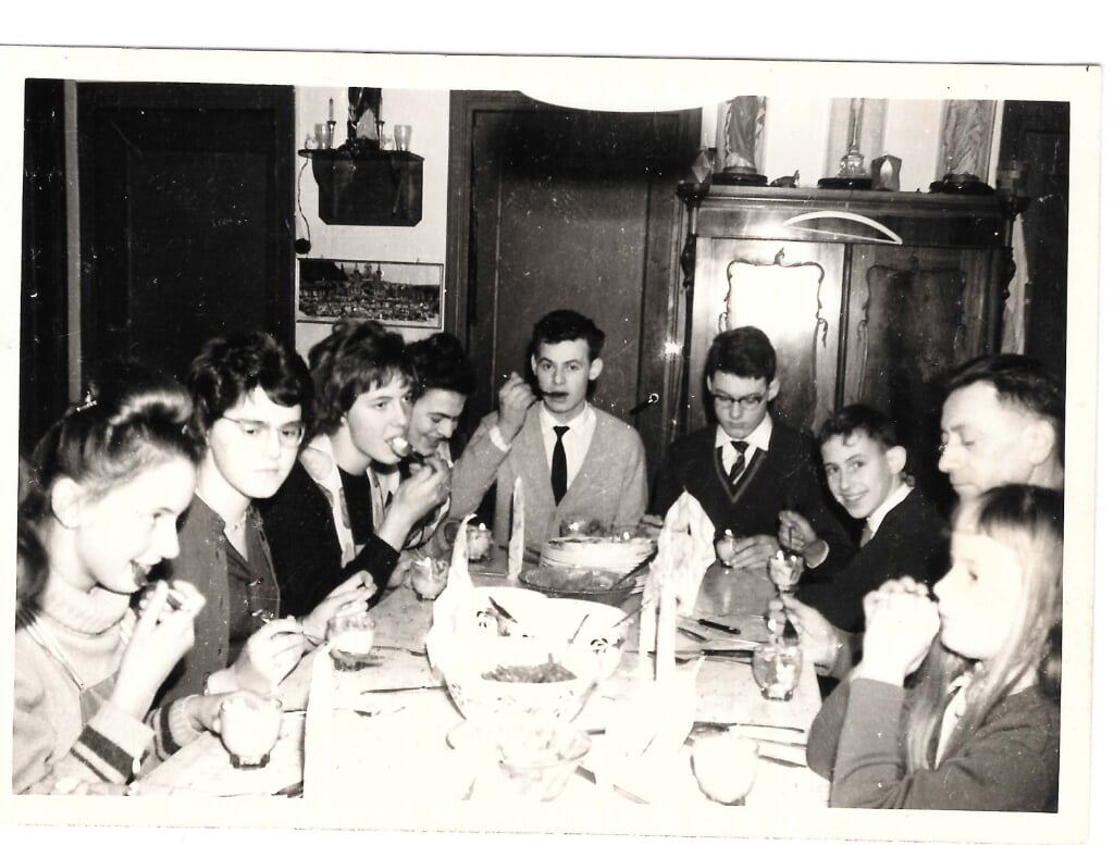 Negen van de vijftien van de familie Selten jaren '60. (foto: Moeder Selten)