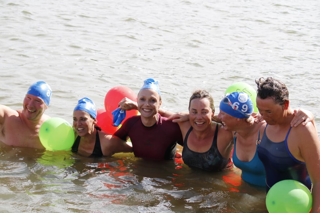 Deelnemers bij de finish bij de vorige editie van 2019. (foto: Organisatie Swim to Fight Cancer)