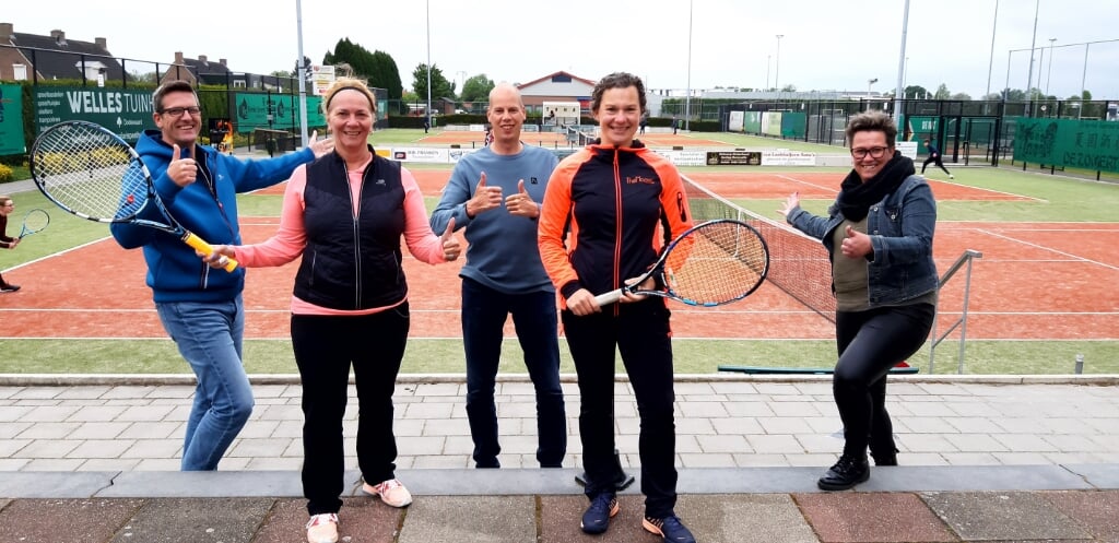 Deze TVHA’ers staan voor je klaar op ons mooie tennispark. Van links naar rechts: Kim, Petra, Owen, Sylvia en Mark. (foto: Ingrid Breunissen)