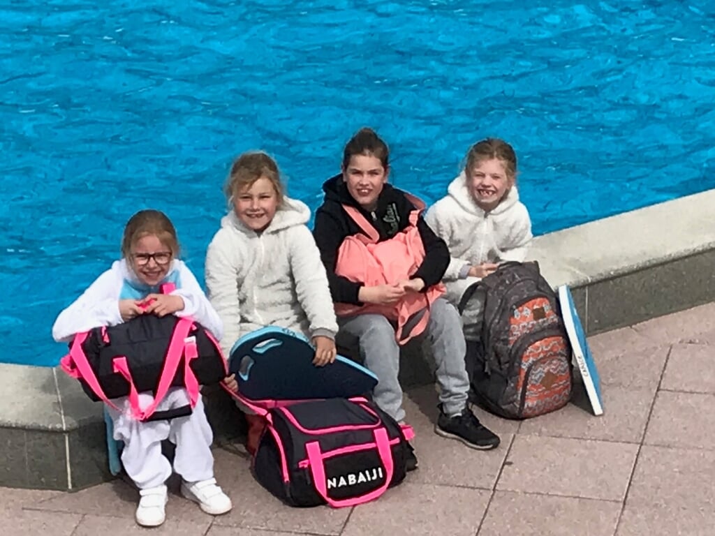 De vier meiden die gezwommen hebben. (foto: E. Bouwmeister)