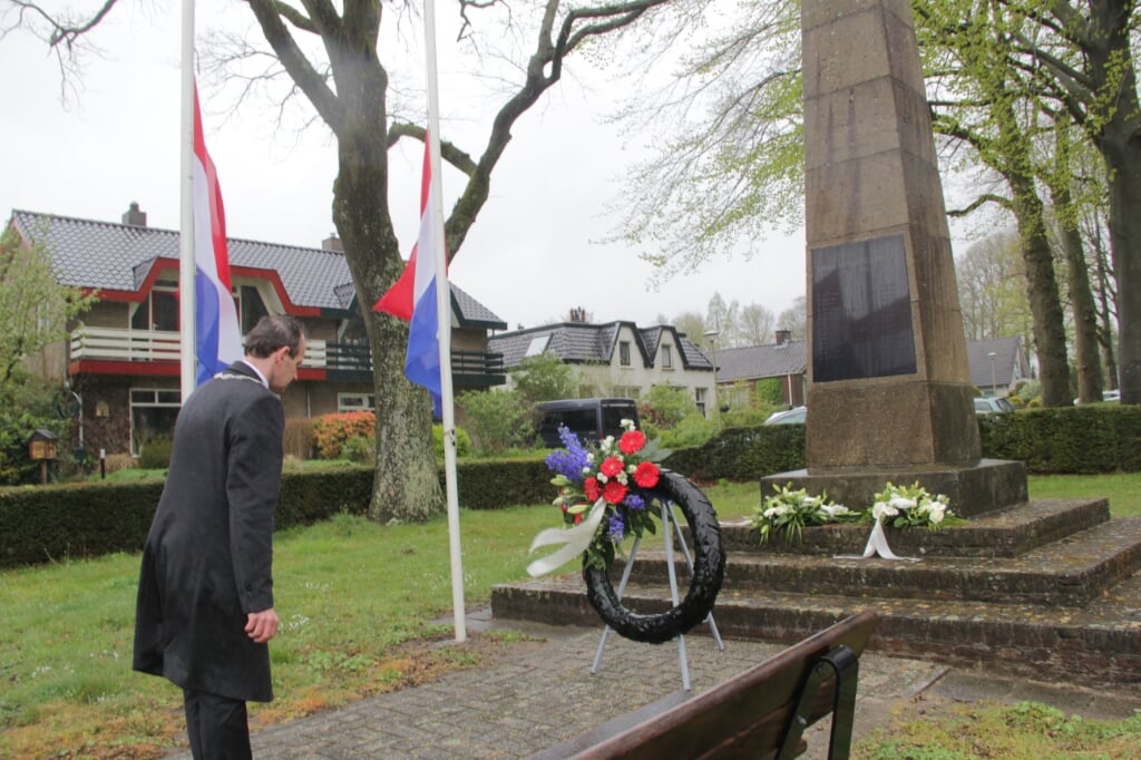 Burgemeester legt krans bij monument op de Clarenbeekseweg in Berg en Dal. (foto: Peter Hendriks)