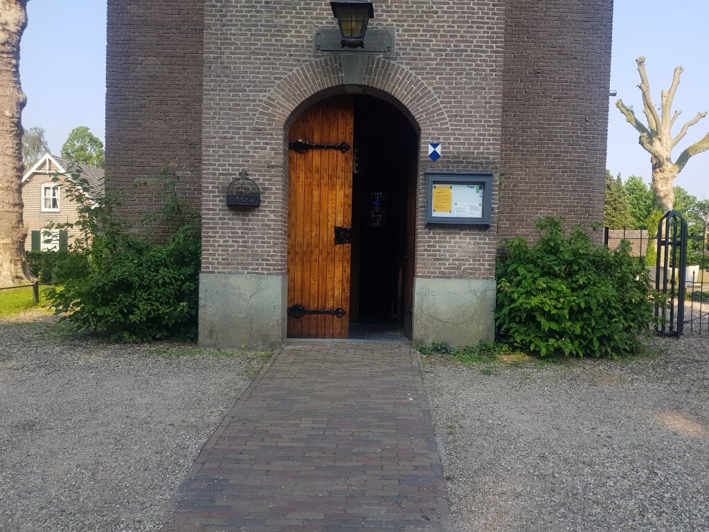 De deur van de kerk in Hemmen staat uitnodigend open! (foto: Jan van den Brandhof)