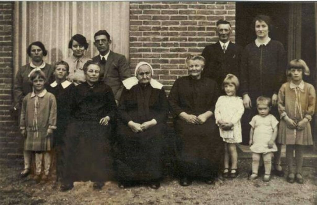 Erlecomsedam E.40 1928-1929 Familie Dekeling met rechts wed. Marie Arnts-Dekeling en haar vijf kinderen.