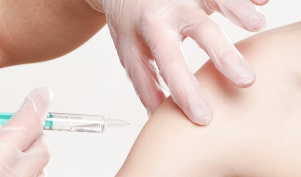 "Belangrijk dat mensen zich laten vaccineren", aldus arts-microbioloog Bert Mulder.
