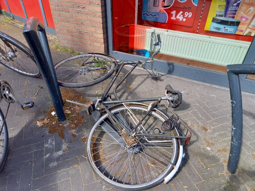 Deze fiets ligt al acht maanden voor de winkel van Kruitvat. (foto: Joop Verstraaten)