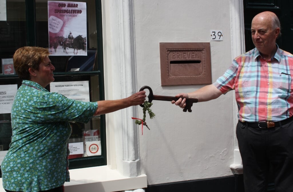 Burgemeester Kalfs krijgt de sleutel overhandigd van voorzitter Smit. (foto: J. Thissen HKH)