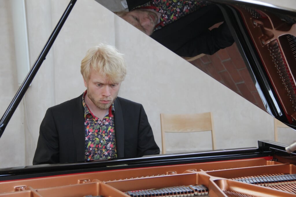  Kirill Korsunenko achter de piano. (foto: Peter Hendriks)