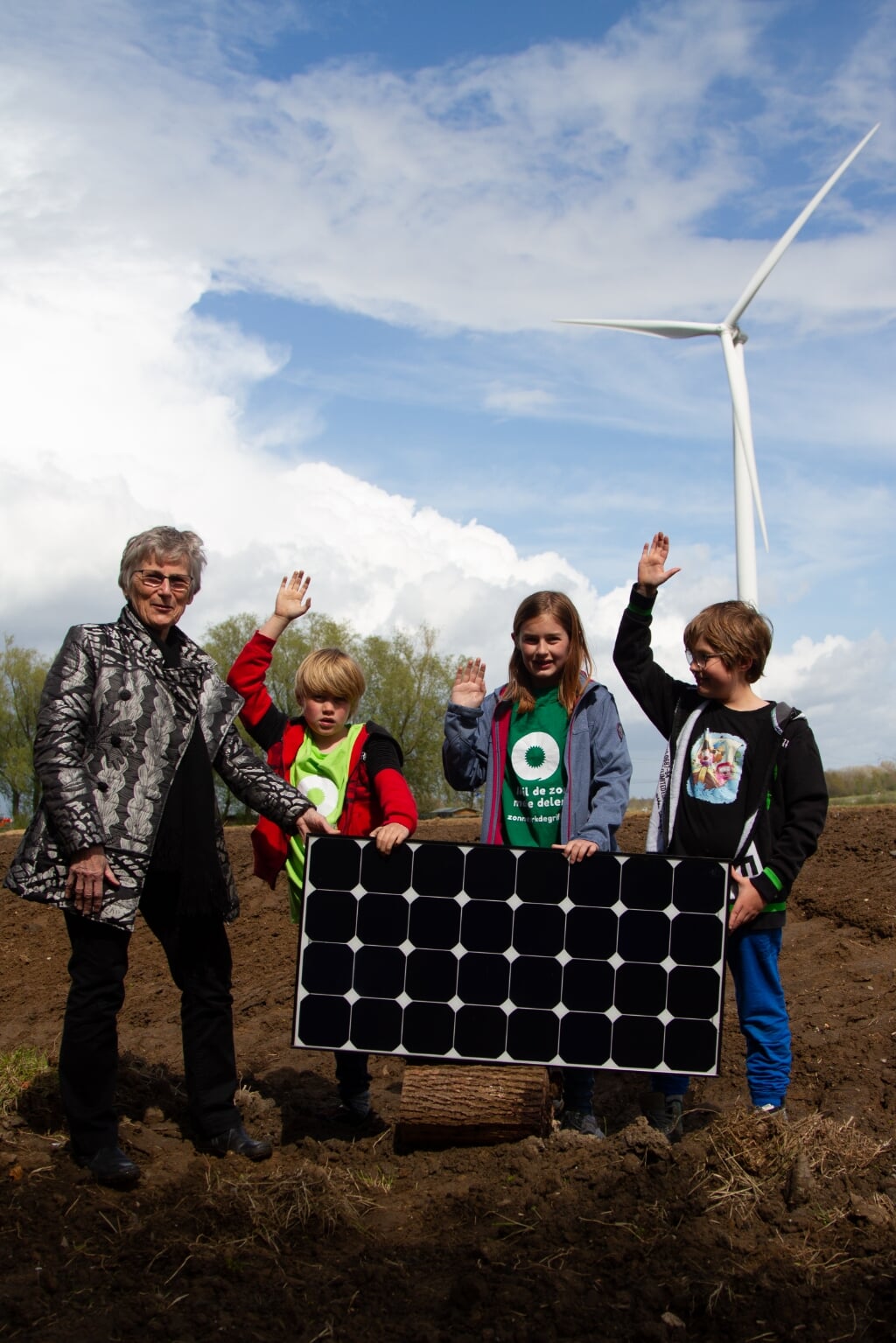 Voorzitter Leidy van der Aalst van Energiecoöperatie WPN kocht de eerste Zonaandelen voor haar kleinkinderen. (foto: Kees Huizer)