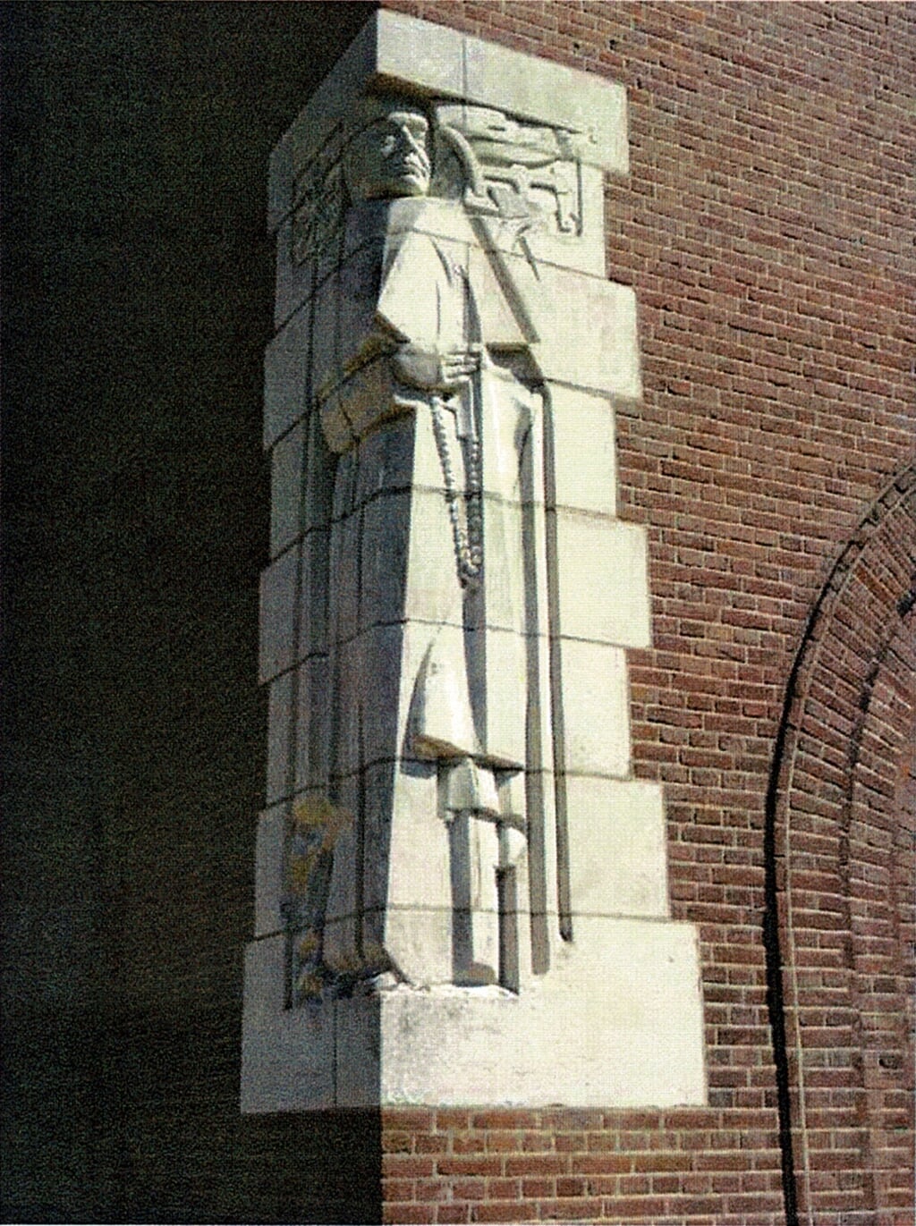Gerlacus van den Eisen, ingemetseld als hoeksteen in de abdijkerk van Berne-Heeswijk: een gedenksteen mogelijk gemaakt door gaven van boeren en tuinders. 