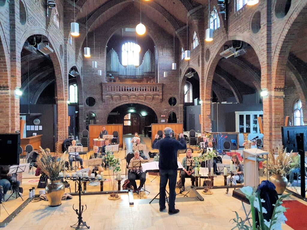 Repetitie van het A-orkest in de Zandse kerk. (foto: Theo van Vuuren)
